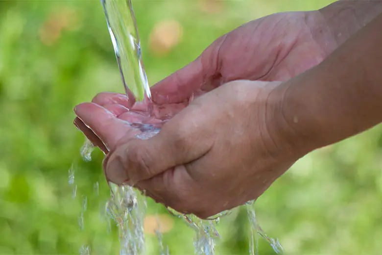 Entrega de água potável em diversas regiões do RS